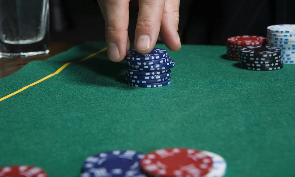 Which online casino live formats connect sports and tables?