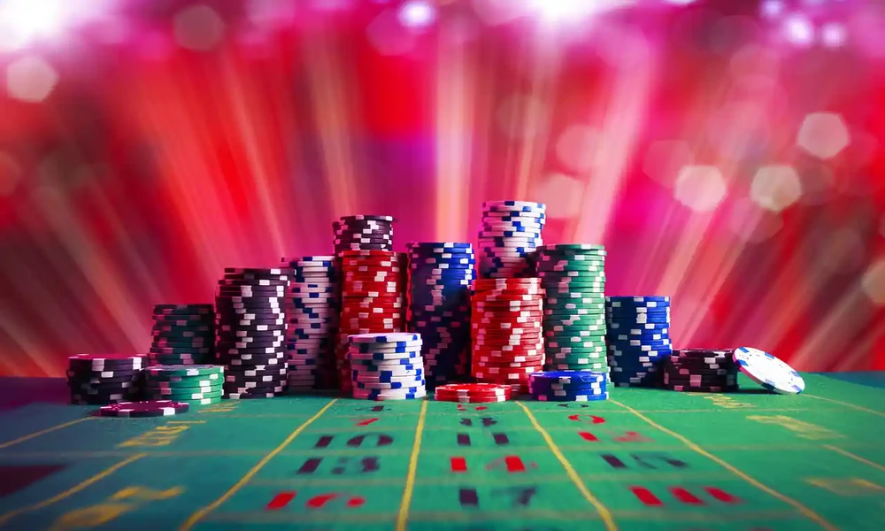 How do ante bet structures vary across online casino poker?